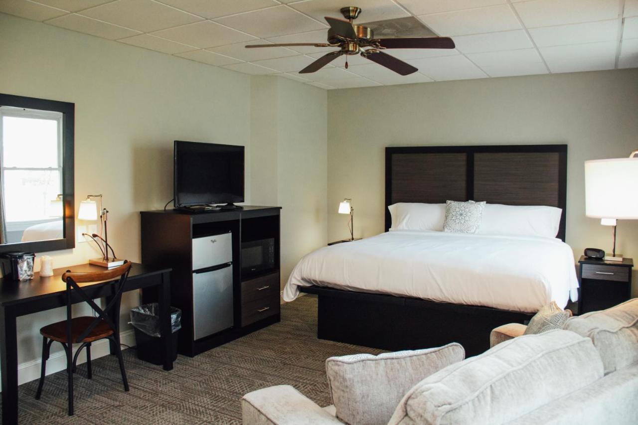 Country Squire Inn And Suites Нью Холланд Экстерьер фото