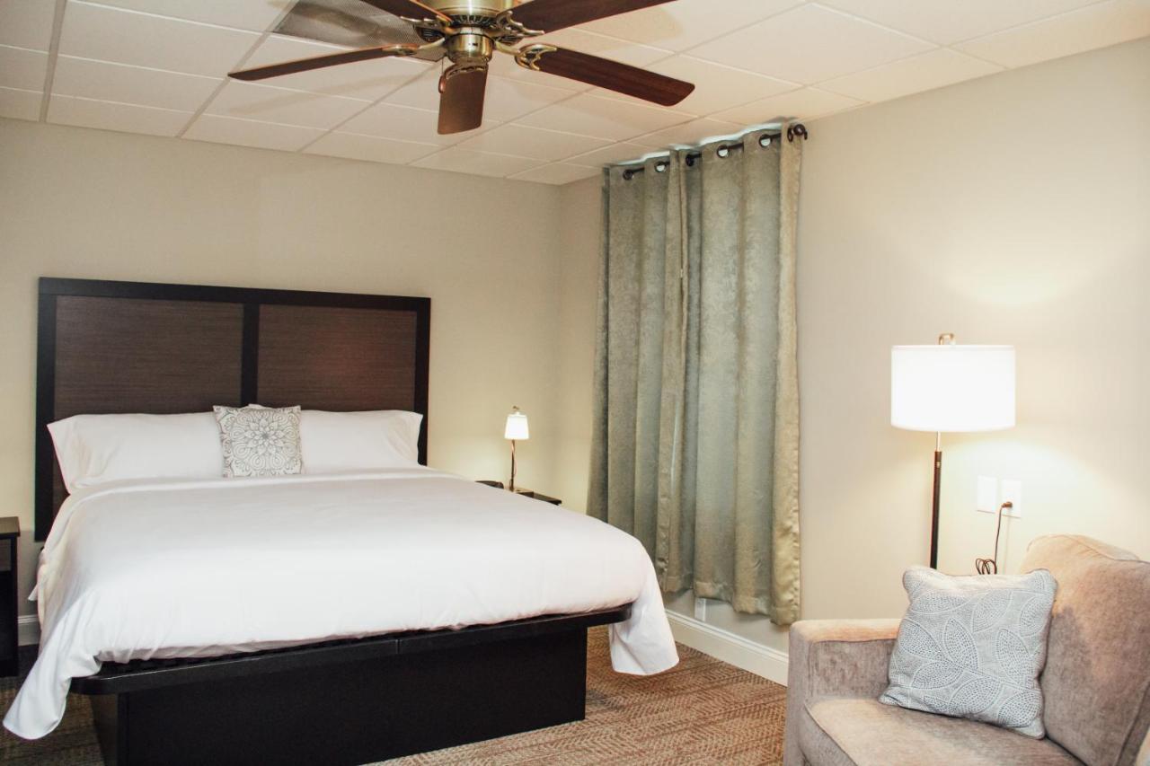 Country Squire Inn And Suites Нью Холланд Экстерьер фото