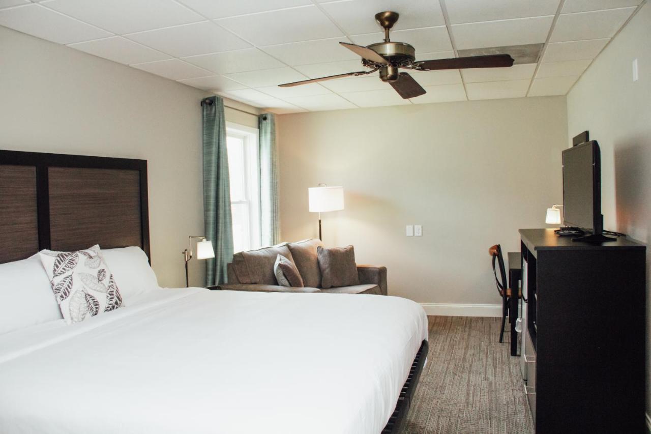 Country Squire Inn And Suites Нью Холланд Экстерьер фото