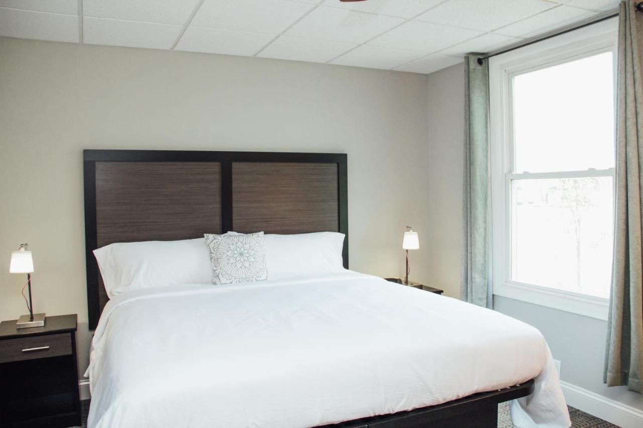 Country Squire Inn And Suites Нью Холланд Экстерьер фото