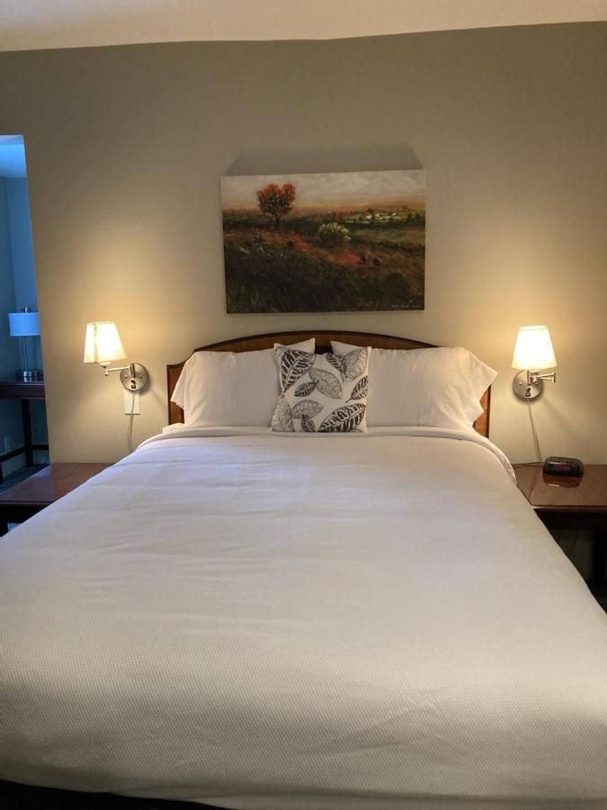 Country Squire Inn And Suites Нью Холланд Экстерьер фото