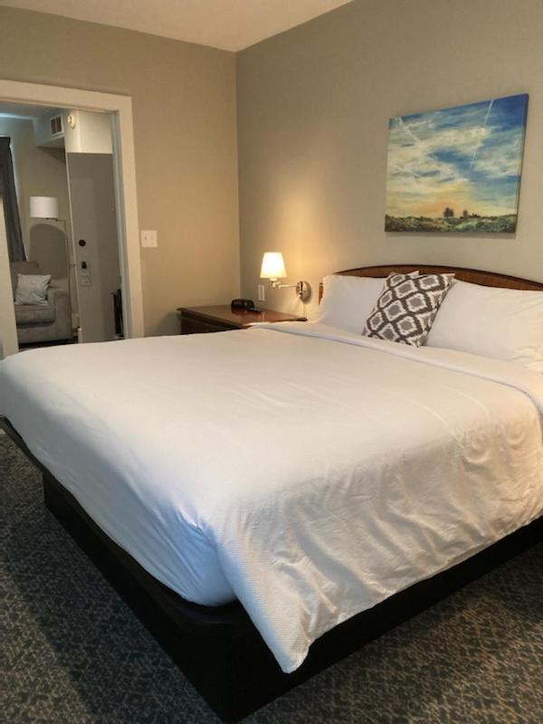 Country Squire Inn And Suites Нью Холланд Экстерьер фото