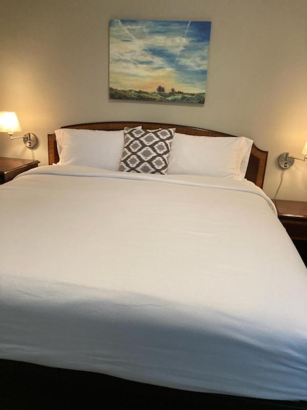 Country Squire Inn And Suites Нью Холланд Экстерьер фото