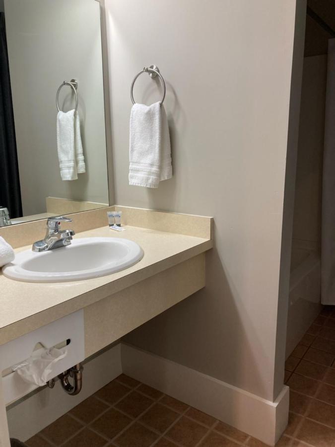 Country Squire Inn And Suites Нью Холланд Экстерьер фото